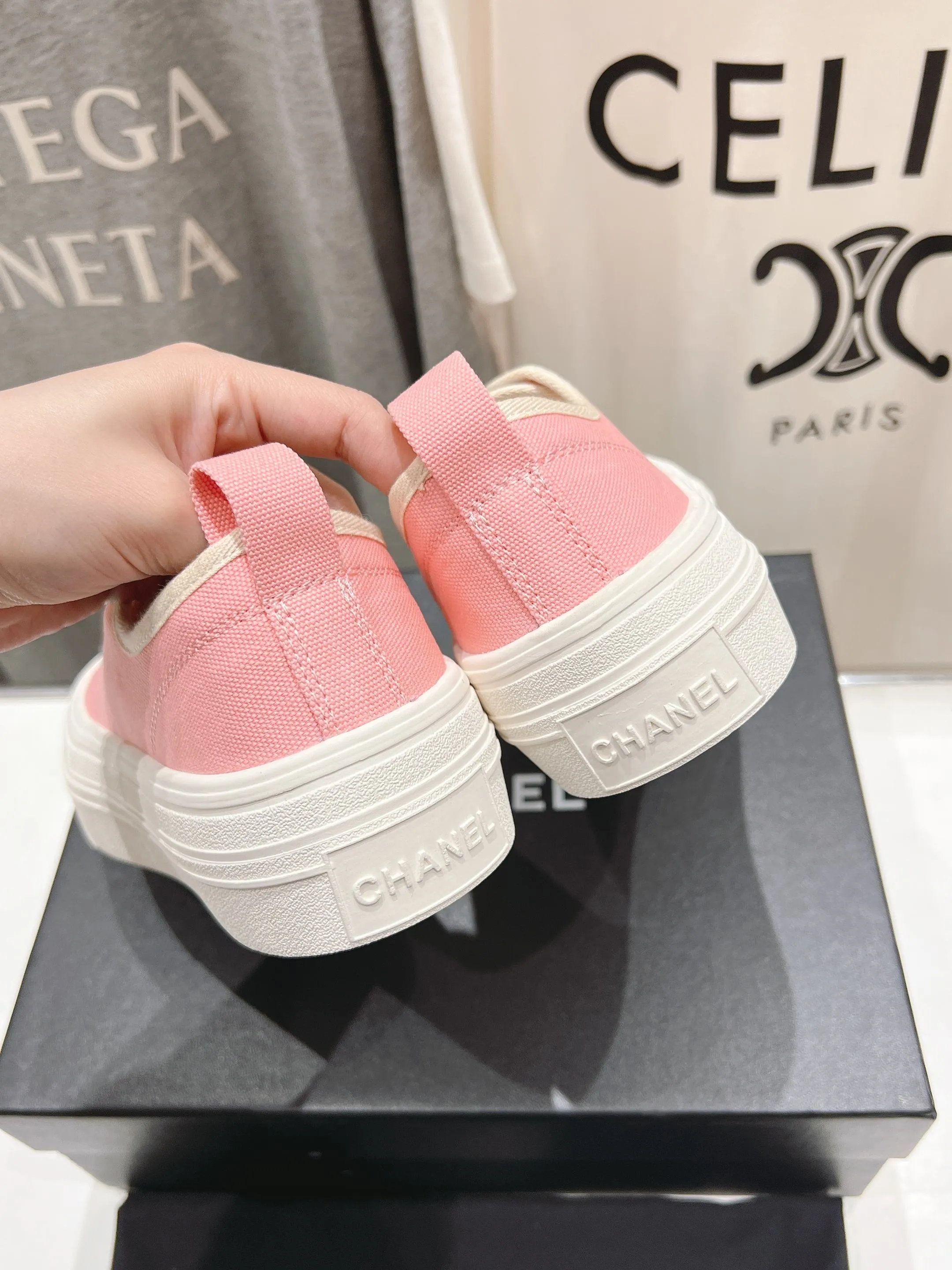 👟👟Ex-factory price 400👟👟 Chanel* Xiaoxiang 2025ss latest casual shoes, the currently super popular biscuit shoes. Internet celebrity Xiaohongshu is crazy about hot recommendations. The silly and cute style has a retro flavor! The shape is special and very recognizable. It makes your legs slimmer and longer. It is absolutely powerful. It is also very comfortable to wear. It has good looks. It is comfortable and increases your height. I must recommend it to everyone. The main feature of this year's series is minimalist style. ✔Fabric: original customized canvas. ✔Feet: water-dyed cowhide, comfortable on the feet. ✔Outsole: open-molded high-elastic rubber platform sole. ✔Number: 35-39.